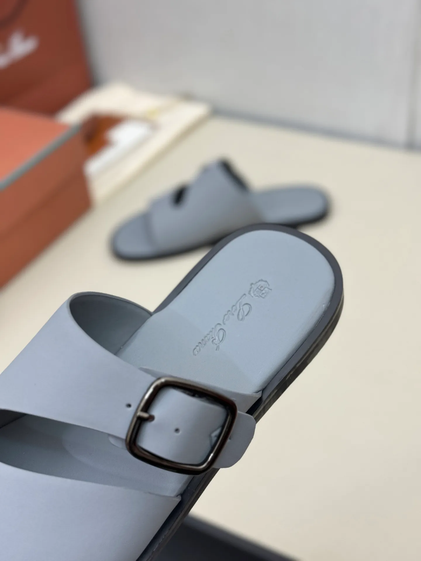 👟👟Ex-factory price 480👟👟 LP Loro Piana*👉Top genuine high-end early spring model👉Buy the original 1:1 copy💯💯💯 Founded the existing Loro Piana company on April 24, 1924. It is now the sixth generation of family business, providing high-quality products to customers who are discerning about taste and quality. ❤️Imported silk calfskin fabric, imported grade A sweat-absorbent and breathable lining 💯💯💯 Purely handmade 💯Authentic packaging Original one-to-one molded outsole The favorite sandals of Middle Eastern tycoons Code number: 38-46 (38, 45, 46 customized)